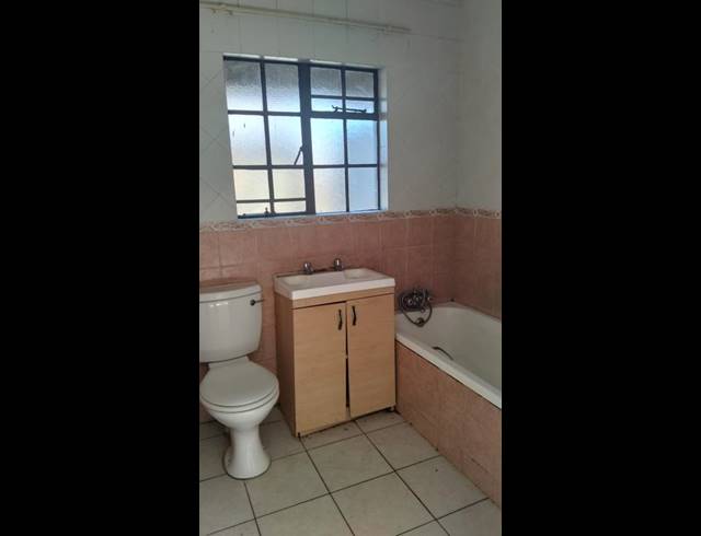 2 BEDROOM APARTMENT FOR SALE IN ROODEPOORT WEST